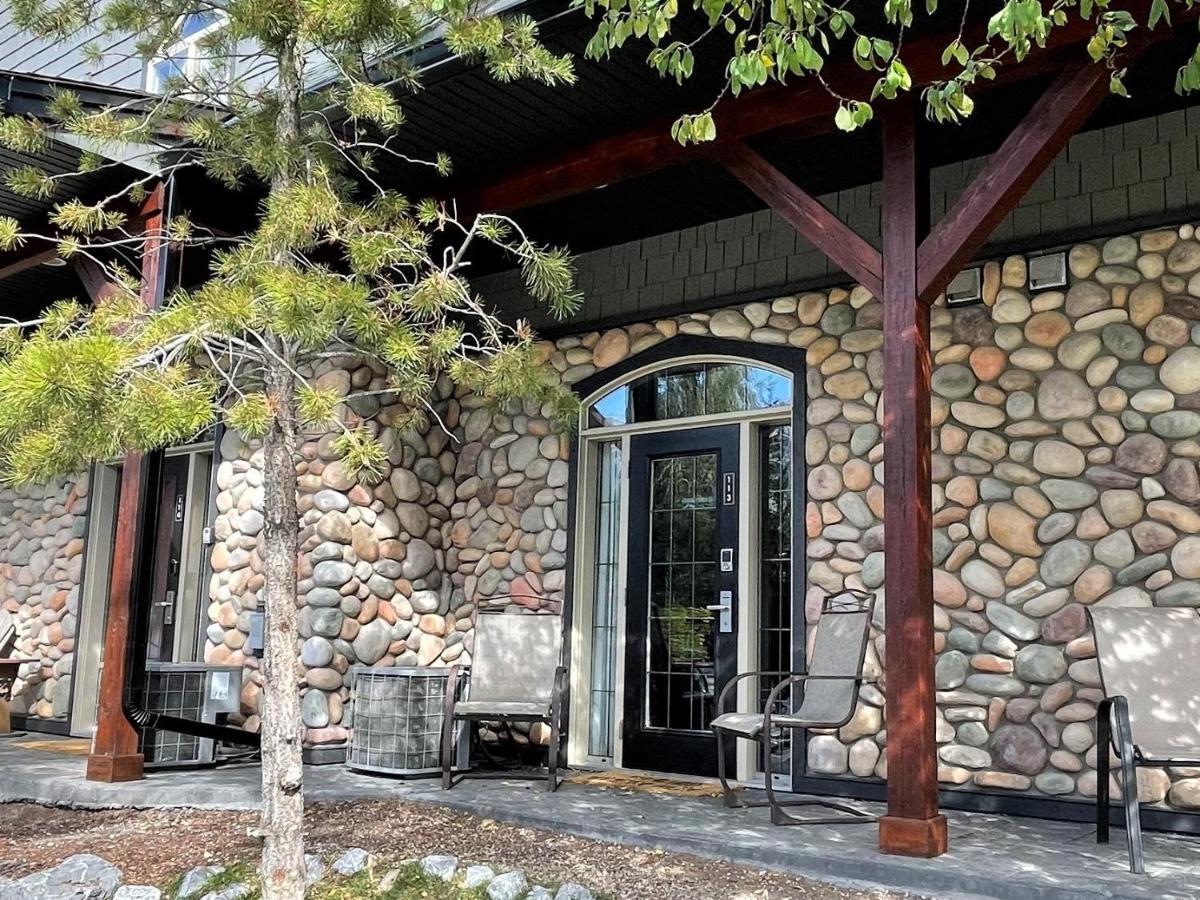 Renovated Chalet At Mystic Springs, Mountain Views, Pets Welcome! Канмор Экстерьер фото