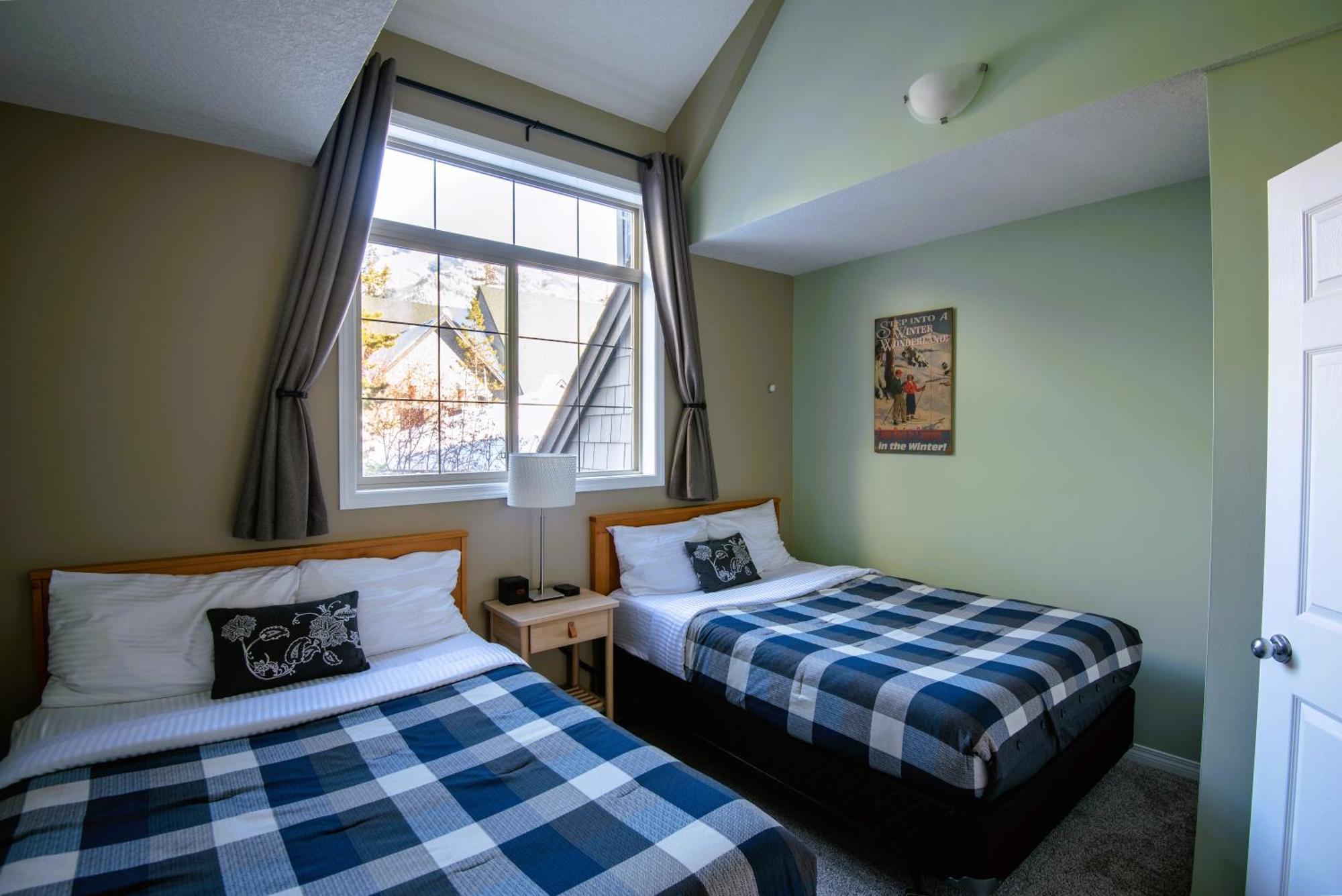 Renovated Chalet At Mystic Springs, Mountain Views, Pets Welcome! Канмор Экстерьер фото